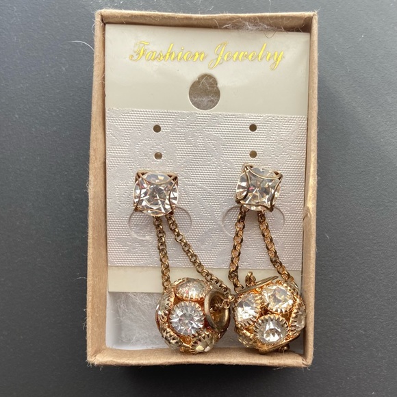 Gold tone crystal and faux pearl backing women statement earrings. Pre-owned. - Picture 3 of 6